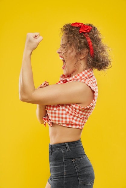 Kostenloses Foto starkes emotionales schreiendes mädchen