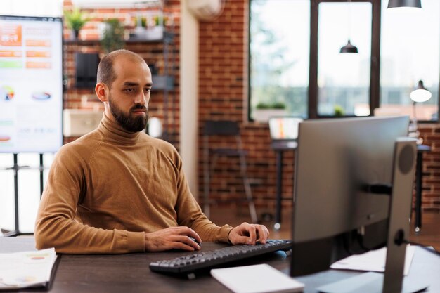 Startup-Projektmanager analysiert Finanzdaten und Startup-Managementplan im Büroarbeitsbereich. Teamleiter der Entwicklungsabteilung, der Anlageideen und Geschäftslösungen recherchiert.