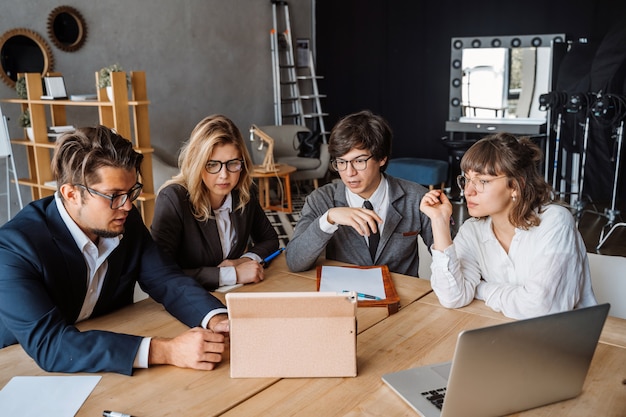 Startverschiedenartigkeits-Teamwork-Brainstorming-Sitzungs-Konzept.