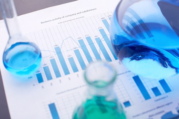 Statistische Dokumente mit Reagenzgläsern