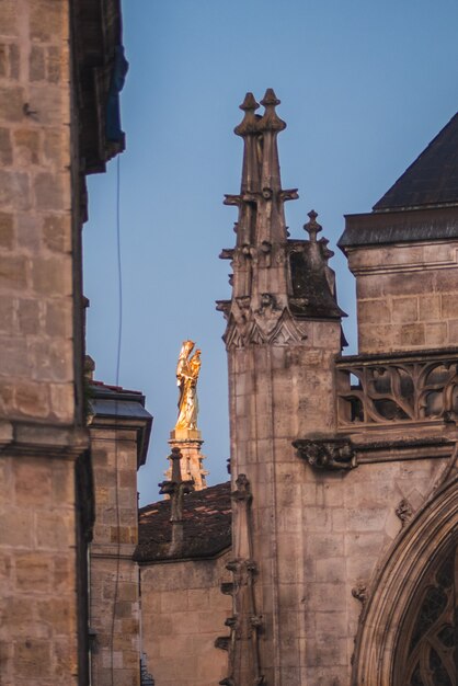 Statue auf altem Betongebäude