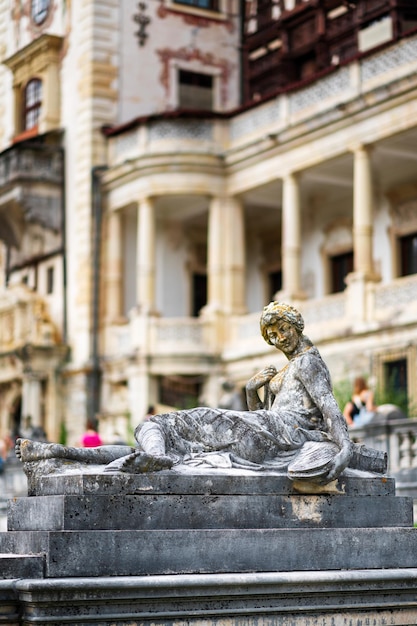 Kostenloses Foto statue auf schloss peles in rumänien