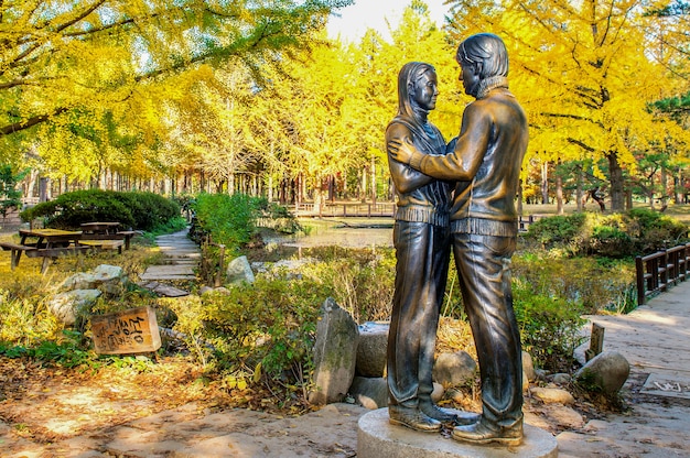 Kostenloses Foto statue und schöne landschaft rund um nami island