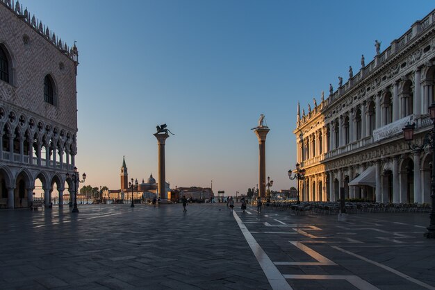 Statuen und Gebäude im Dogenpalast in Venedig, Italien