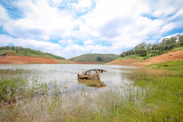 Staudamm-dürre aufgrund fehlender niederschläge in brasilien Premium Fotos