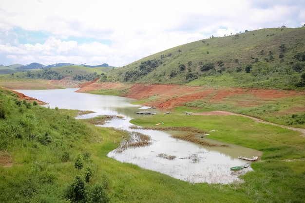 Staudamm-dürre aufgrund fehlender niederschläge in brasilien Premium Fotos