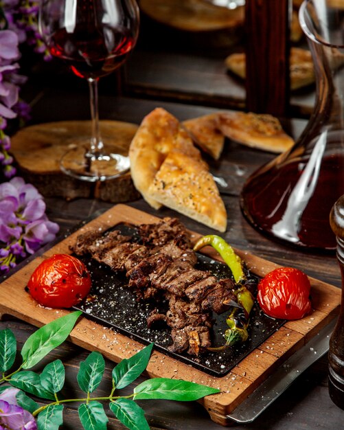 Steak auf einem Tablett mit Pfeffer und gerösteten Tomaten