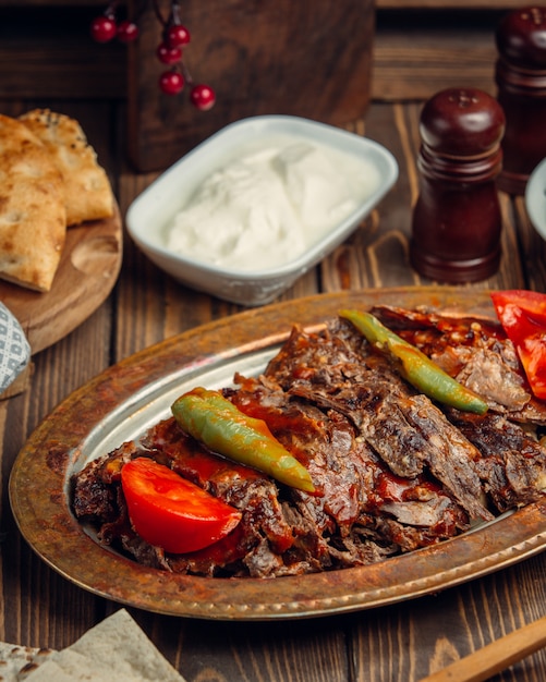 Kostenloses Foto steak mit frischen tomaten und paprika