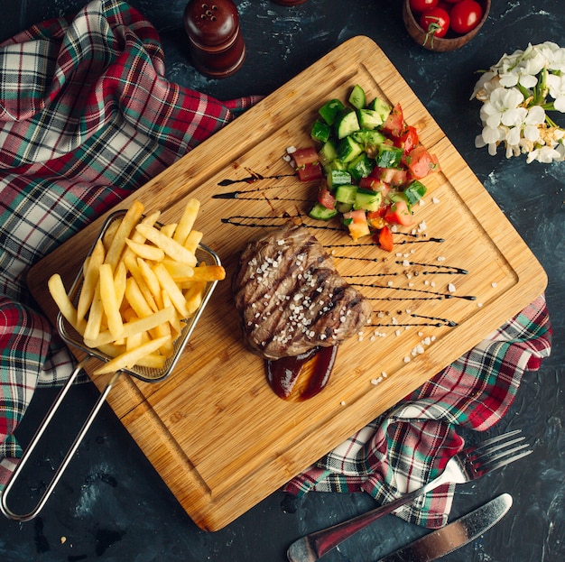 Steak mit gegrilltem Gemüse und Pommes Frites