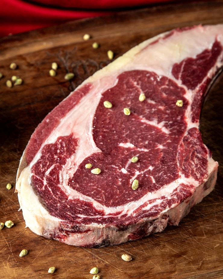 Kostenlose Foto steak mit gewürzen seitenansicht
