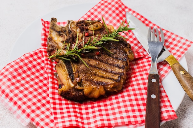 Steak mit Rosmarin dekoriert