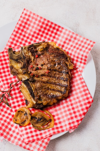 Steak mit zwiebeln auf teller