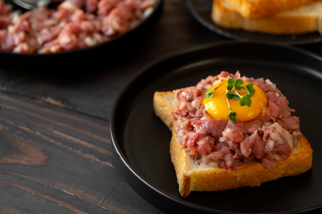 Steak-Tartargericht mit Rindfleisch und anderen Zutaten