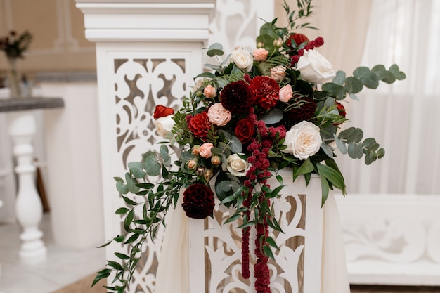 Stehen Sie mit Blumenstrauß für Hochzeitszeremonie