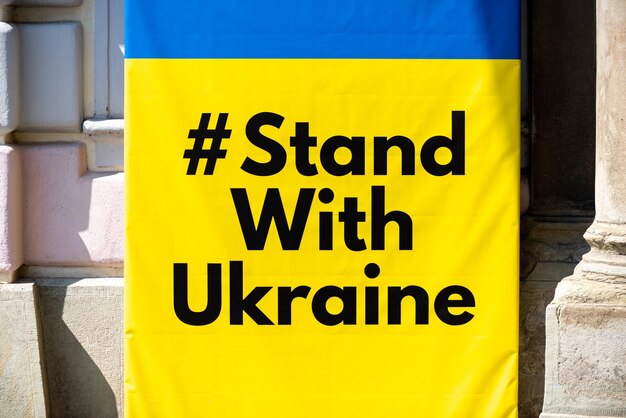 Stehen Sie mit Ukraine-Schild in Sibiu Rumänien