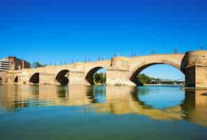 Kostenloses Foto steinbrücke über ebro in zaragoza