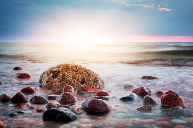 Steine ​​im Sand bei Sonnenuntergang