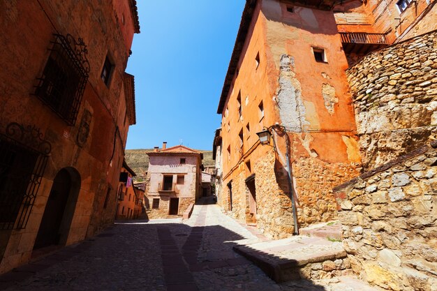 steinige Häuser in der normalen Straße der spanischen Stadt