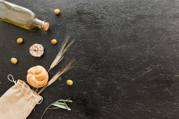 Stellen Sie mit Flasche Öl und Bäckerei ein