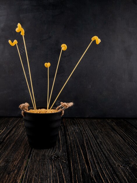 Stelline Pasta Eimer mit Cellentani Pasta auf Spaghetti Stick Seitenansicht geschlagen