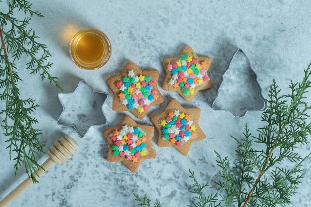 Stern stellte Weihnachtsplätzchen auf Weiß dar.