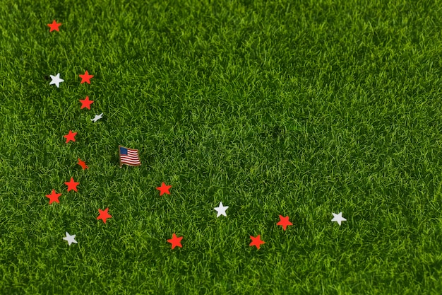 Sterne und Flagge im Gras