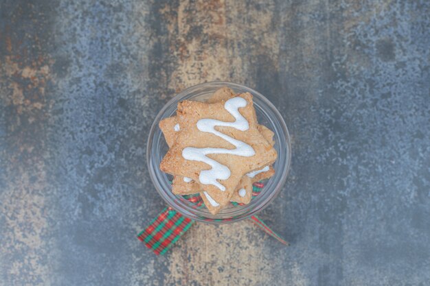 Sternförmige Lebkuchen auf Glas verziert mit Band. Hochwertiges Foto