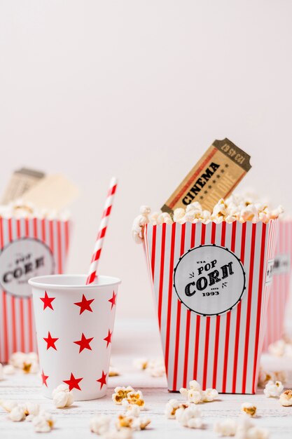Sternform-Trinkgläser mit Stroh- und Popcornkasten gegen weißen Hintergrund