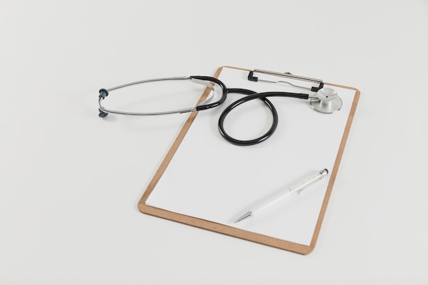 Kostenloses Foto stethoskop mit checkliste