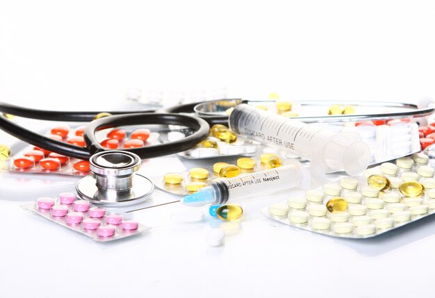 Stethoskop mit verschiedenen pharmazeutischen Produkten