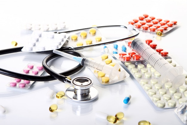 Stethoskop mit verschiedenen pharmazeutischen Produkten