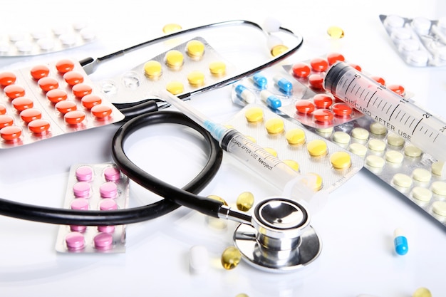Kostenloses Foto stethoskop mit verschiedenen pharmazeutischen produkten