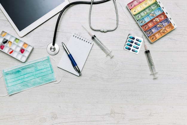 Kostenloses Foto stethoskop und medikationen nähern sich tablette