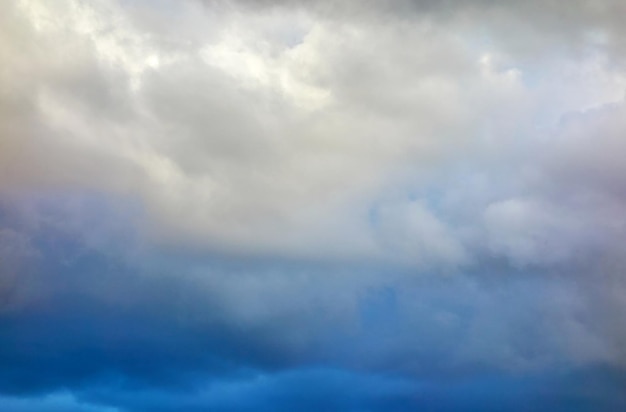 Stetiger wolkenhintergrund in weiß, grau und blau