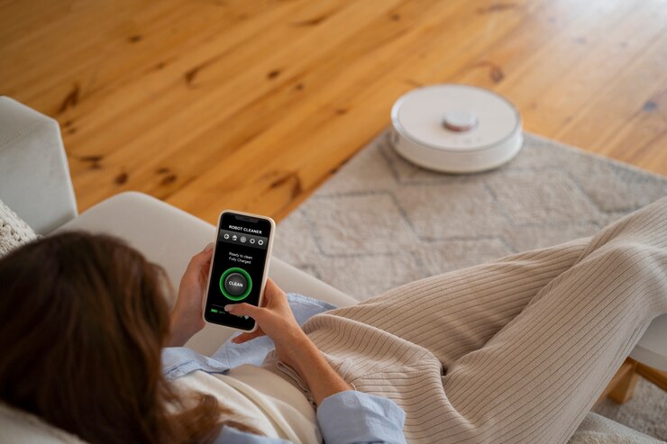Kostenlose Foto steuerung des kabellosen roboterstaubsaugers per smartphone-app