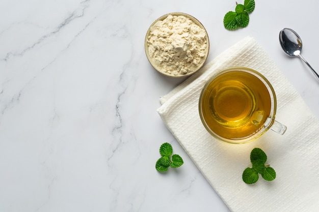 Stevia Tee in einer Glasschale auf dem Tisch