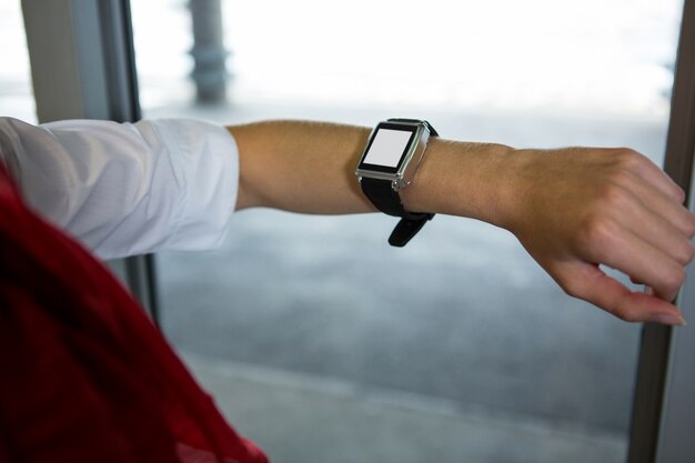 Stewardess überprüft die Zeit auf ihrer Smartwatch