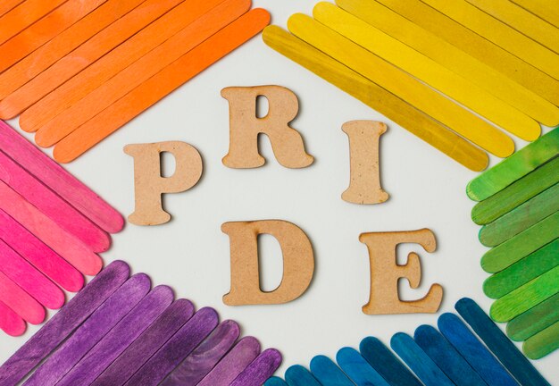 Sticks in hellen LGBT-Farben und stolzem Wort