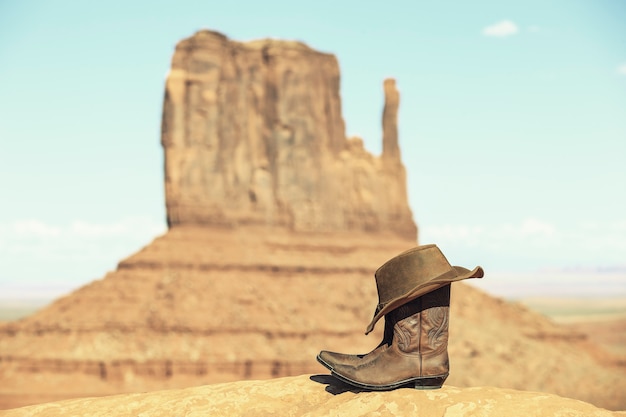 Stiefel und Hut vor dem Monument Valley mit spezieller fotografischer Bearbeitung
