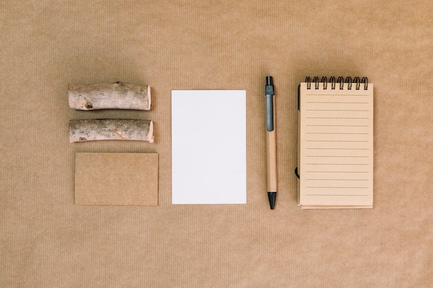 Stift in der Nähe von Notebook und Holz