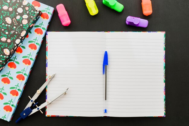 Stift mit weißem Papier auf dem Schreibtisch