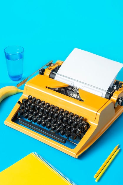 Stilleben: leuchtende Farben für Schreibmaschine