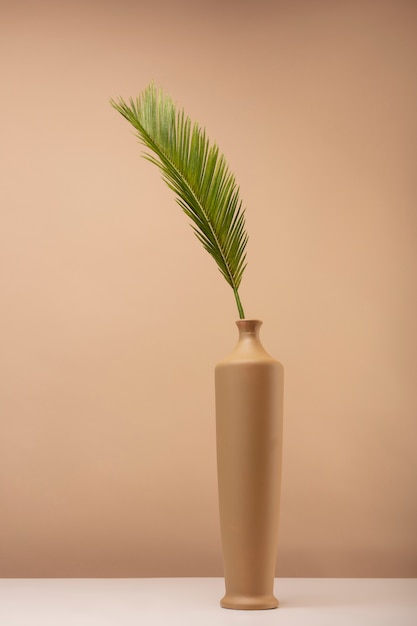 Stilleben mit bunten Blättern und Blumen