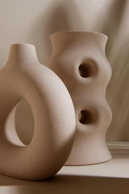 Stilleben mit modernen Vasen in sanfter Ästhetik