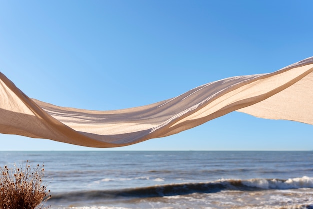 Stillleben aus im Wind schwingendem Stoff