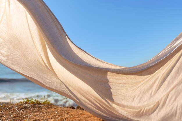 Stillleben aus im Wind schwingendem Stoff