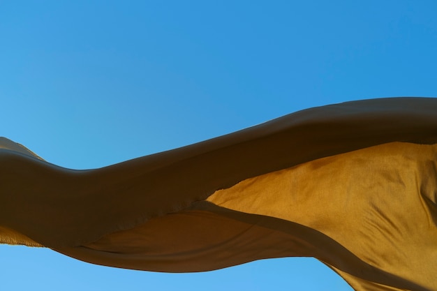 Kostenloses Foto stillleben aus im wind schwingendem stoff