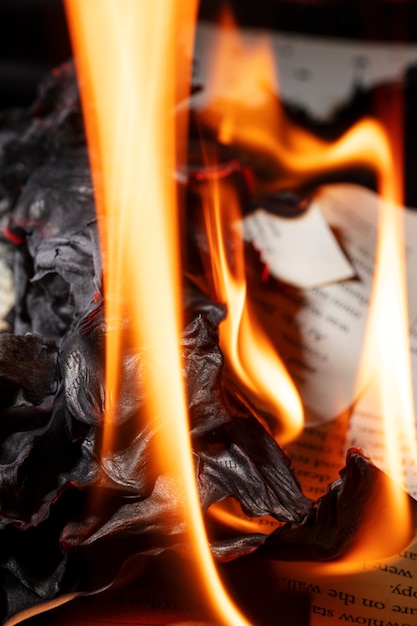 Kostenloses Foto stillleben aus verbranntem papier mit flammen