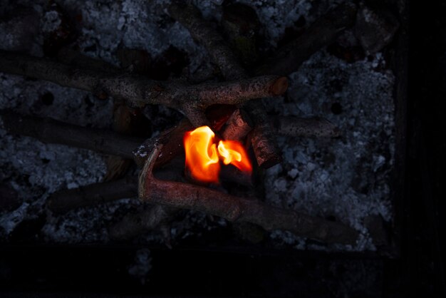 Kostenloses Foto stillleben aus verbranntem papier mit flammen