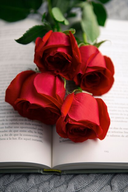 Kostenloses Foto stillleben aus wunderschönen roten rosen zur feier des sant jordi